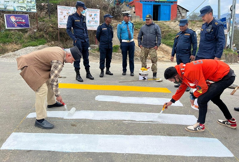 दुर्घटना न्यूनीकरण गर्न दिक्तेल बजारमा बनाउन थालियो ‘जेब्राक्रस’ र ‘स्पिड ब्रेकर’